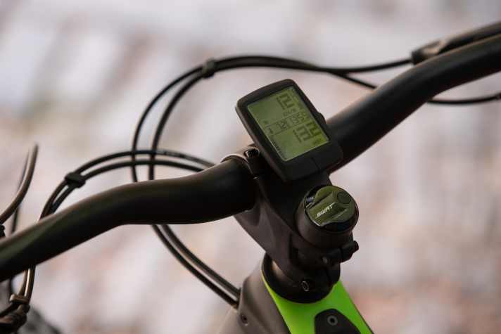   Optional: Für 89 Euro gibt´s ein schlankes und dezentes Display, das die klassischen Fahrradcomputer-Funktionen anzeigt. Inklusive Herzfrequenz, Trittfrequenz und Fahrerleistung.
