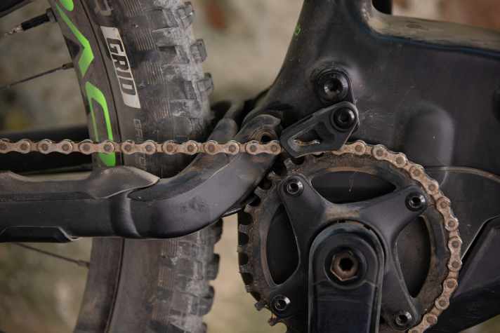   Gut geschützt: Die Kettenstreben liegen bis in die hinterste Ecke unter einem effektiven Gummipuffer. Das zahlt sich durch einen extrem ruhigen Lauf des Bikes aus.