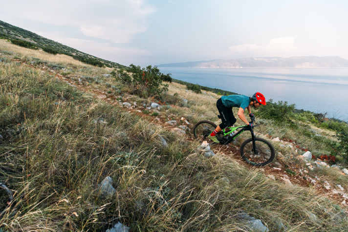   Wir konnten das neue Levo Expert schon zwei Tage über steinige Trails in Kroatien scheuchen. Einen ausführlichen Fahrbericht gibt´s in EMTB 4/2018, ab 16. Oktober am Kiosk!
