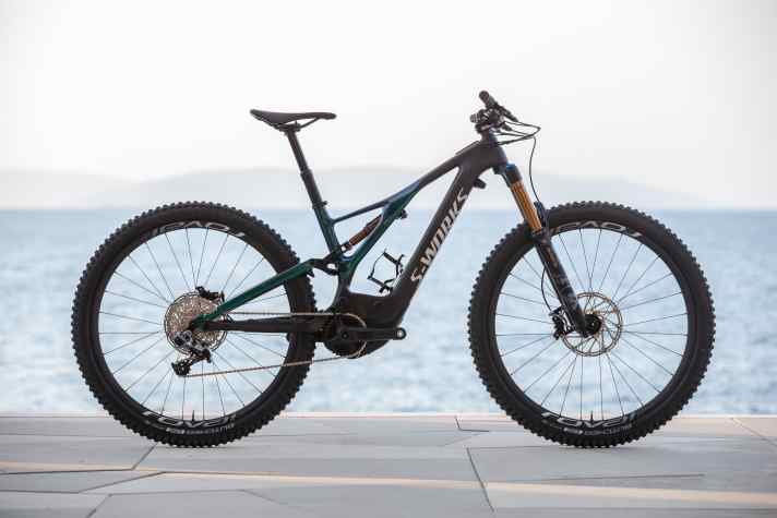   Vollcarbon-Rahmen und feinste Ausstattung: Das Specialized S-Works Turbo Levo markiert traditionell das obere Ende der Modellvarianten. Gefedert wird mit Fox-Factory-Fahrwerk, Code RSC-Bremsen sorgen für Verzögerung und Srams XX1-11fach hilft bei der Gangwahl. Dazu gibt´s Roval Carbonlaufräder. 10999 Euro, 700 Wattstunden.
