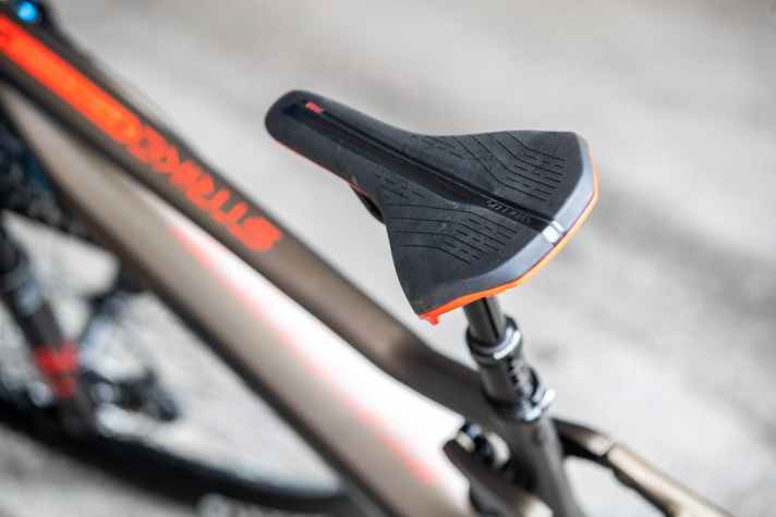   Langes Oberrohr, lange Kettenstreben: Laufruhe wird beim neuen Scott Strike eRIDE genauso groß geschrieben wie Komfort. Das E-Trailbike kommt serienmäßig mit ergonomischen "Kontaktstellen" zum Fahrer – hier der Sattel.