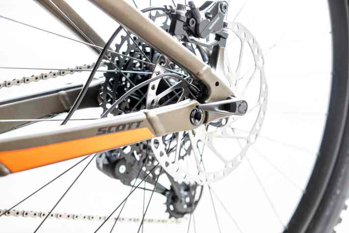   Seit 2018 möglich: Scott verbaut an seinem neuen Touren-E-Bike eine Sram Eagle 12fach-Schaltung und jetzt auch mit dem Bosch-Motor einen dezent im Ausfallende versteckten Tachosensor.