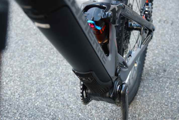   Gut geschützt: Der untere Teil des Akkus und die Motoreinheit werden von Gummi-Applikationen gegen groben Steinbeschuss abgeschirmt.
