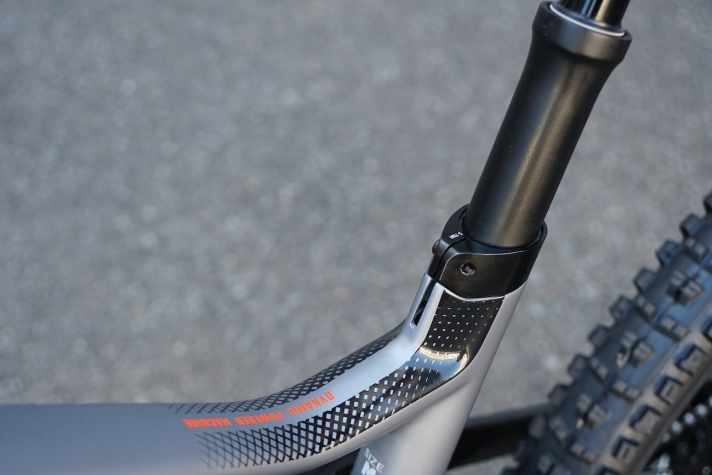   Lapierre verbaut extra eine eigene Carbon-Telestütze. Mit dem Minimal-Assist-Antrieb von Fazua gefahren spielt das Gewicht zwar eine etwas untergeordnete Rolle. Entfernt man die Motoreinheit jedoch, sieht das anders aus.