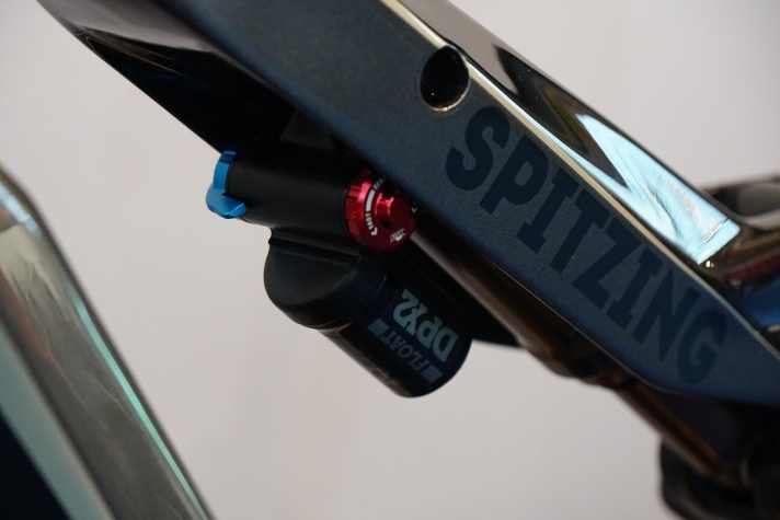   Der Fox Float DPX2 Dämpfer generiert 160 Millimeter Federweg und soll für feines Ansprechverhalten und ausreichend Fahrspaß auf anspruchsvollen Singletrails sorgen.