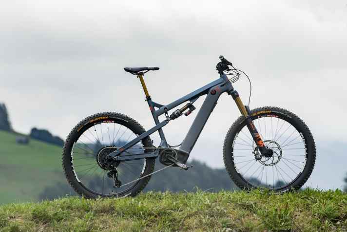   Das Nox 5.9 All-Mountain Pro soll 6399 Euro kosten und mit Fox-Fahrwerk (36 Factory, Float X2) kommen. Dazu gibt´s eine X0 Eagle 12fach von Sram, Fox Transfer-Stütze und Magura MT7-Bremsen. Das Modell zeigten die Berliner beim <a href="https://leogang.bike-festival.de/" target="_blank" rel="noopener noreferrer nofollow">BIKE Festival in Leogang</a>  erstmals der Öffentlichkeit.