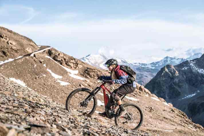   E-MTB-Sättel unterscheiden sich markant von normalen Bike-Sätteln. Insbesondere schmale, rund gewölbte Race-Modelle ohne Heckaufbiegung bieten kaum Halt nach hinten. Der Unterschied ist deutlich spürbar.