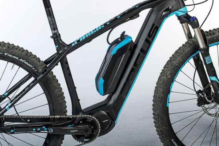   Für das Focus Bold² gibt es einen Zusatz-Akku, der die verfügbare Energie auf 756 Wh verdoppelt. Das macht die schwache Reichhöhe des Focus’ mehr als wett. Allerdings schlägt er auch mit 500 Extra-Euro und 2,2 zusätzlichen Kilo zu Buche.