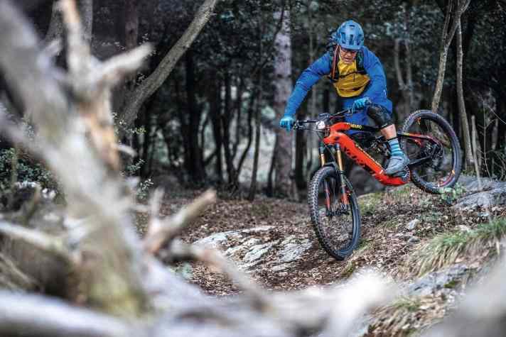   Motor-Power ohne Ende – aber wie schlägt sich das Haibike Flyon im Gelände? Wir konnten das spannende E-MTB bereits testen.