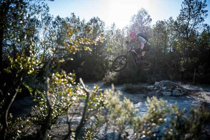   Voll auf Trail: Das YT Decoy bringt mächtig Abfahrtsspaß und fühlt sich in wildem Gelände wohl. Wir konnten das Bike bereits testen.