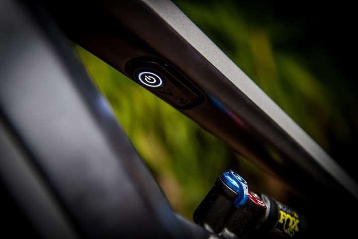   Der schicke An-/Ausschalter ist unter dem Oberrohr versteckt, das YT Decoy soll wirken wie ein unmotorisiertes Mountainbike.