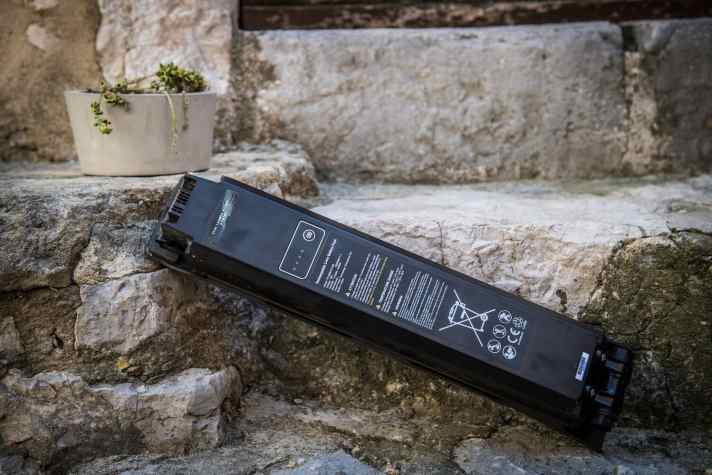   Der YT-Akku speichert 540 Wh und ist in etwa so lang wie ein Bosch Powertube mit 504 Wh, allerdings minimal dicker. Im Vergleich zum Intube-Akku von Shimano (504 Wh) ist er deutlich schlanker. Gewicht: 3,6 Kilo. Passt in gängige Tagesrucksäcke mit Akkufach.