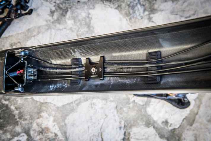   Mit entnommenem Akku hat man freien Zugang zur Zug- und Kabelverlegung. Alle Kabel (Motor, Bremsen, Schaltung) lassen sich so problemlos herausnehmen und verlegen. Der Motor muss dafür nicht angepackt werden – ein wichtiger Punkt beim Online-Kauf von E-MTBs.