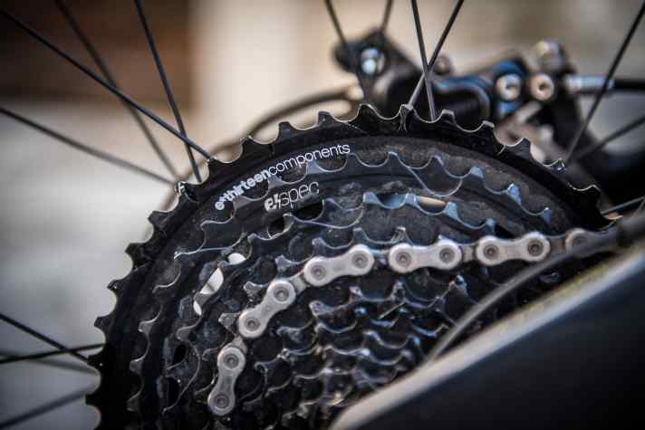   Sinnvoll gewählt: Das erste E-MTB von YT setzt auf spezifische Komponenten. Die e-spec-Kassette von e-thirteen besteht ausschließlich Stahlritzel und wird damit den hohen Beanspruchungen im E-MTB-Antriebsstrang gerecht (Modelle Pro und Pro Race).