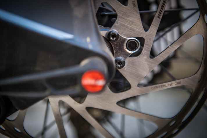   Der Impulsgeber für die Geschwindigkeitsmessung sitzt fest und sicher an der großen 200er-Bremsscheibe. Der Sensor ist innen in das Ausfallende eingelassen.