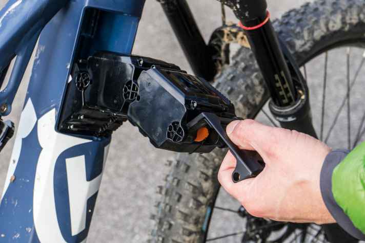   Der bewegliche Akku kann durch eine schmale Öffnung im Unterrohr entnommen werden. Vorteil: Das Unterrohr bleibt intakt, das macht den Rahmen steif.