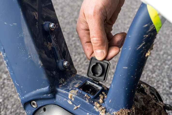   Der interne Akku kann auch im Bike geladen werden, der Anschluss sitzt unter einer Gummiabdeckung. Praktisch: Im MC7 findet auch ein Flaschenhalter Platz. 
