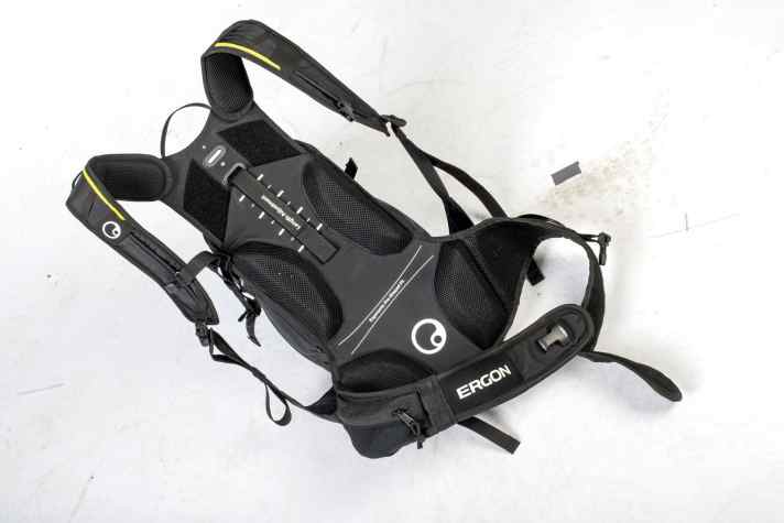 Ergon BA3 E Protect: Trickreich: Das Tragesystem ist vierfach verstellbar – one size fits all. Dicke, punktuelle Polster, dadurch sehr gute Belüftung.