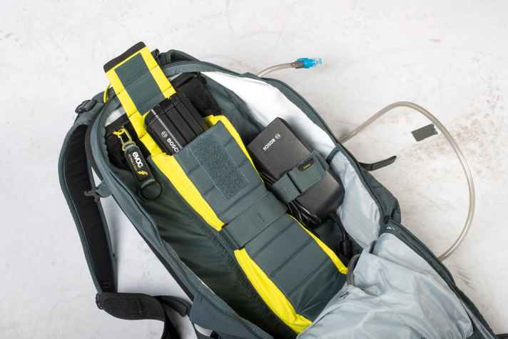 Evoc FR Trail E-Ride: Durchdachtes, übersichtliches Innenleben: das große, gut gepolsterte Akku-Fach mit Befestigung für Ladegerät und Schlüsselhalter.