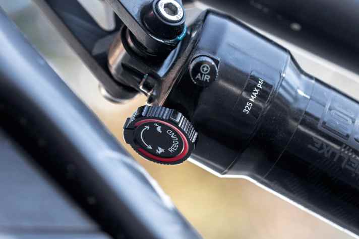   Thok Mig: Der günstige Deluxe-R-Dämpfer hat keine Plattform und keine Druckstufenver­stellung. In steilen Anstiegen könnte eine Plattform das Bike höher im Federweg halten und die Klettereigenschaften stärken.