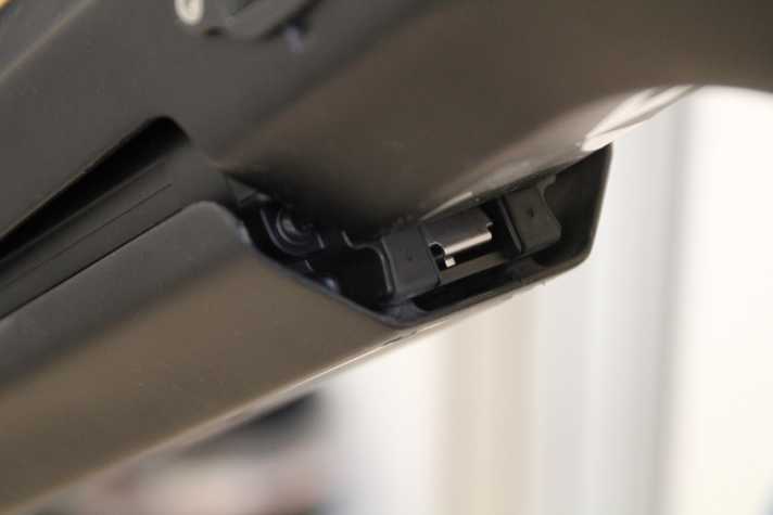   Öffnet man den neuen Shimano-Akku mit dem Schlüssel, kommt er ein Stück aus dem Unterrohr heraus – bleibt aber am Bike. Zum Herausnehmen muss der Akku an der silbernen Platte entriegelt werden. Das Handling ist top!