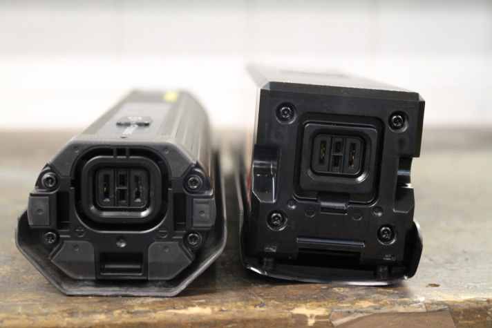   Alt gegen neu: Der bisherige Intube-Akku von Shimano BT-E8020 (rechts) ist deutlich kantiger und höher als die neue Variante (links).