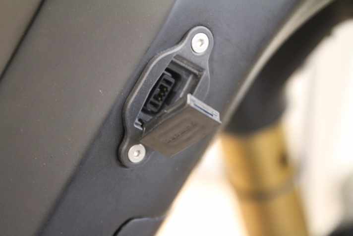   Die schlanke Ladebuchse zum Speicher auffüllen mit eingebautem Shimano BT-E8035-Akku.