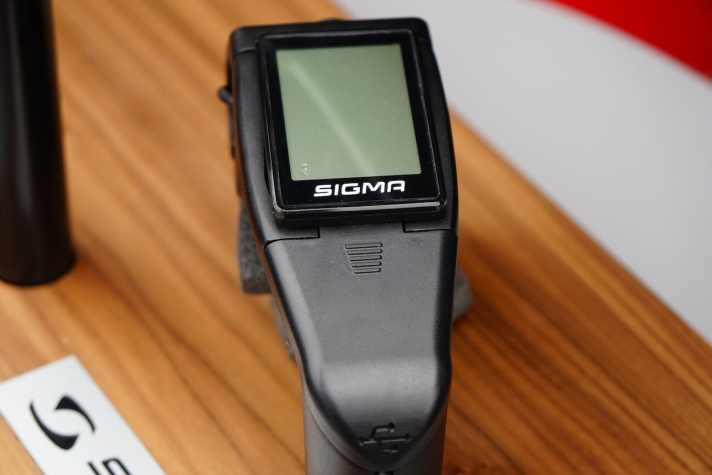   Alternativ gibt´s auch die Möglichkeit, das Sigma-Display komplett in den Vorbau zu integrieren. Allerdings ist dafür ein sehr langer Vorbau nötig, an sportlichen E-MTBs sicher nicht die erste Wahl.
