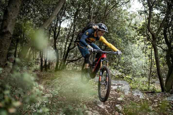  Fahrwerk, Geometrie, Abstimmung: Wie schlägt sich das neue All Mountain Rotwild RX 750 Ultra im Gelände? Wir konnten das Bike bereits ausführlich über Trails scheuchen. 