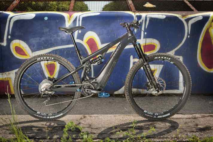   Pivot Shuttle Race XT, 21,2 Kilo, 7899 Euro.