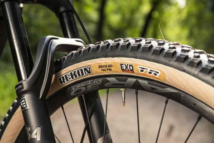   Alle Jam² haben verhältnismäßig schwach profilierte Maxxis Rekon-Reifen an Vorder- wie Hinterrad. An einem rassigen Trail-E-MTB wünschen wir uns etwas mehr Grip und Pannenschutz. 