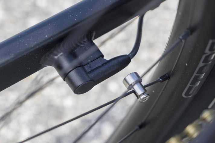   Der Geschwindigkeitssensor sitzt bei Fazua an der Kettenstrebe, der Magnet an der Speiche. Das ist etwas anfälliger als eine integrierte Lösung mit Magnet an der Bremsscheibe.