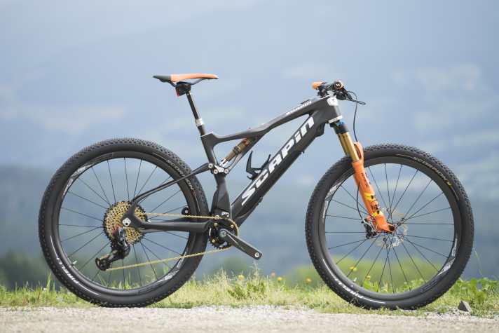   Das Scapin E-Bone XR kommt mit 29er-Carbonlaufrädern, 120 Millimetern Federweg und elektronischer Sram-Schaltung.