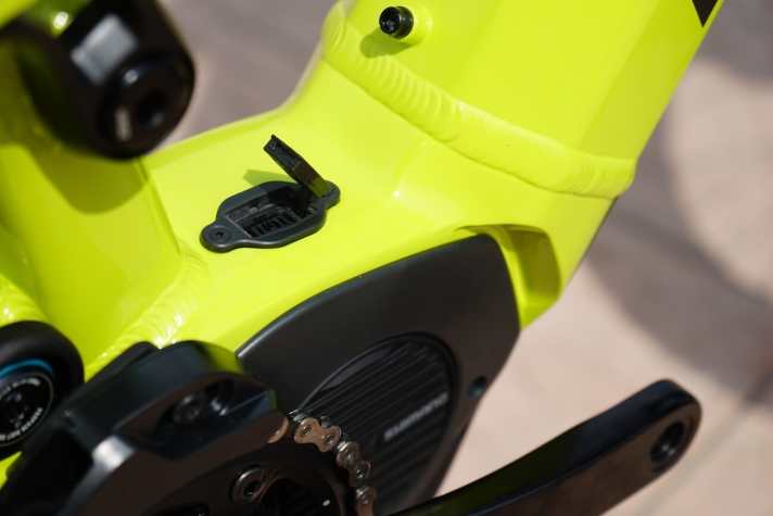   Der Ladeport für die neuen Shimano-Intube-Akkus ist kompakt und verschwindet dezent im Rahmen.