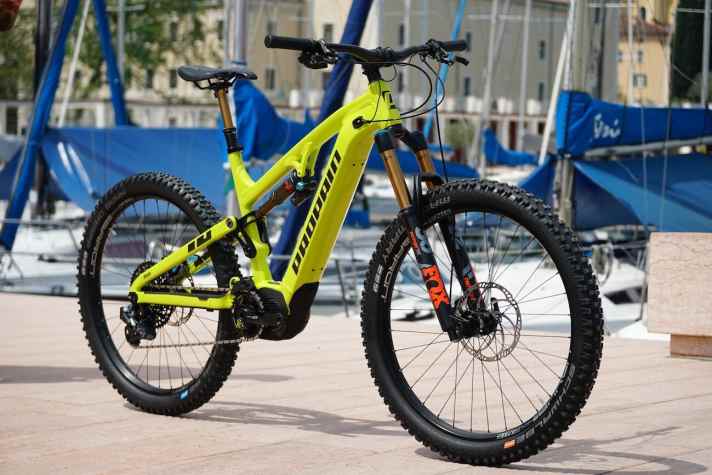   Einmal Shorttravel mit Vollausstattung, bitte: Fox Factory-Fahrwerk, 27,5er-Laufräder, Kabellos und elektronisch schalten mit Sram AXS, 150 Millimeter Federweg. So präsentiert Propain sein erstes E-MTB beim BIKE Festival in Riva del Garda.