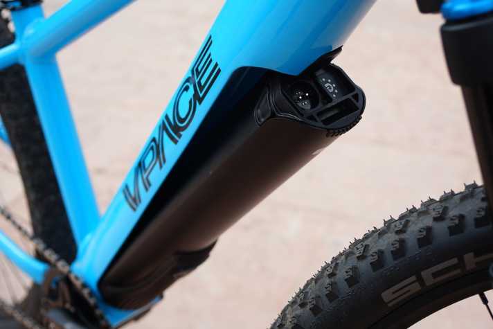 Die Motor-Akku-Einheit des Fazua-Evation-Antriebs kann an der Unterseite des Unterrohrs entnommen werden.