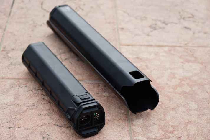 Der Akku (links) sitzt in der Motoreinheit (rechts). Mit schlanken Maßen und 1,4 Kilogramm Gewicht verschwindet ein Zweitakku bequem im Rucksack.