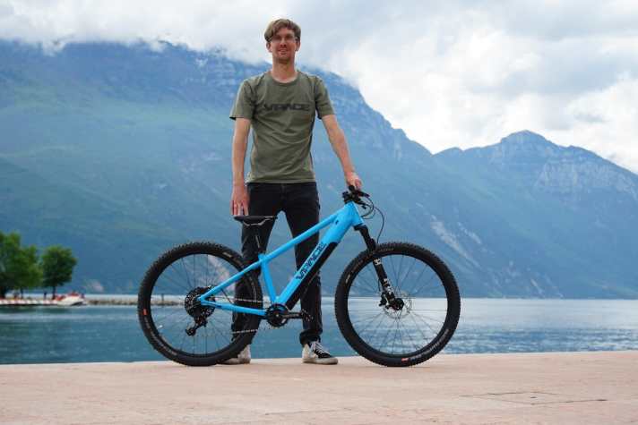 Klare Größenverhältnisse: 1,96-Mann Sören Zieher von VPace neben seinem neuen Spößling, dem 26er-Emil.