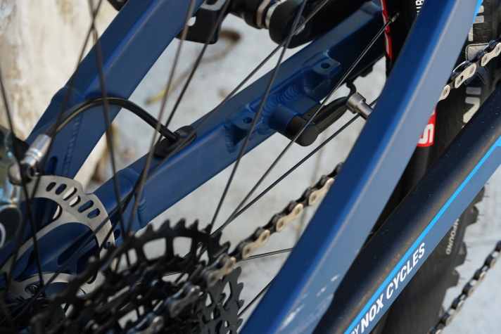   An unserem Testbike war der Speedsensor an der Kettenstrebe verbaut, dazu kommt ein klassischer Speichenmagnet. Künftig soll es auch eine integrerte Version geben, bei der der Magnet an der Bremsscheibe sitzt.