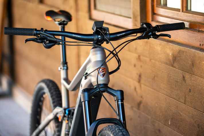   Breiter Lenker, neu designtes Logo. Das No-Pogo E lässt keine Zweifel daran aufkommen, wofür es gebaut ist. Das maximale Systemgewicht liegt jetzt übrigens wie bei allen Centurion E-Bikes bei strammen 150 Kilogramm.