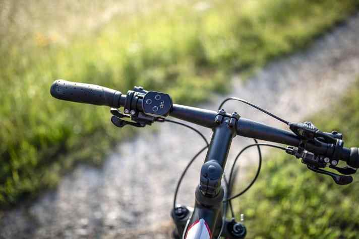   Unübersichtlich: Die Bedieneinheit am Vivax-Optimo-Lenker hat drei Knöpfe und eine Menge LEDs. Es dauert schon eine Weile, bis man die Logik erfasst hat. Positiv: Die Schalter funktionieren kabellos.