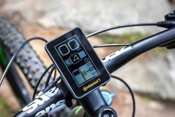   Volle Info: Das große Technibike-Display ist gut ablesbar, Bluetooth-fähig und übersichtlich. Es bietet viele Fahrradcomputerfunktionen; sitzt aber recht exponiert über dem Vorbau.