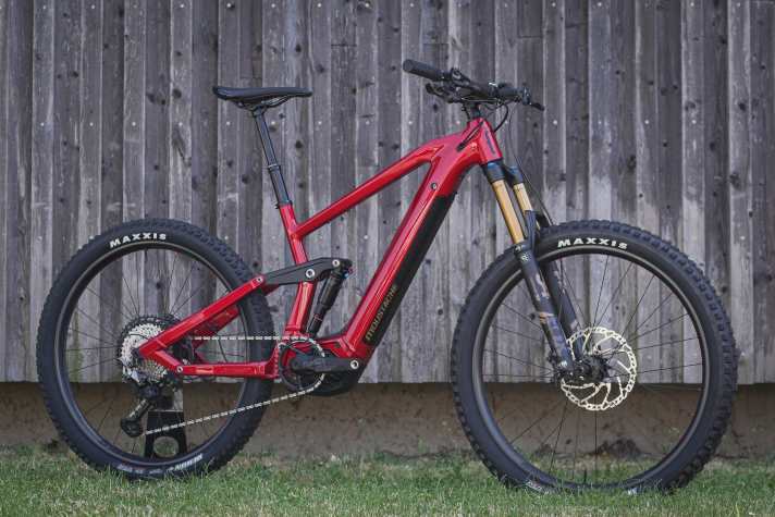   Das Samedi 27 Trail 10 ist mit 150 Millimetern Federweg das All Mountain von Moustache in der Topausstattung. Fox Factory-Gabel, Shimano XTR-Schaltung und 625-Wattstunden-Akku gibt's für 6999 Euro.