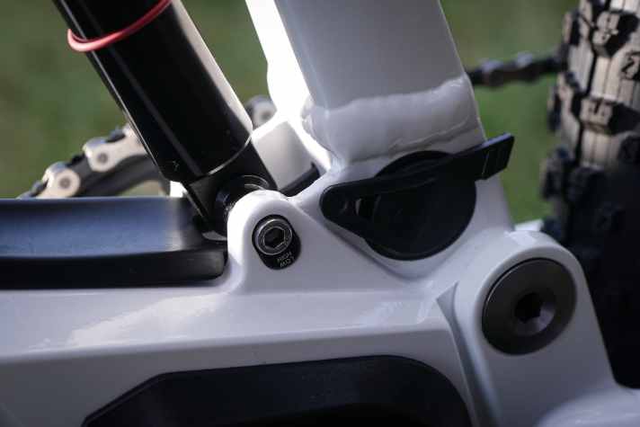   Das All Mountain Samedi Trail mit Flip-Chip zur Geometrieverstellung. Daneben die Ladebuchse für den Akku.