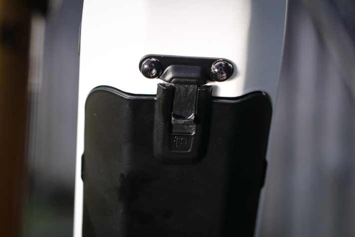   Der Akku lässt sich nach unten entnehmen, sobald die Abdeckung entfernt wird. 