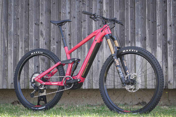   Ein E-Enduro mit 160 Millimetern Federweg und Laufrädern in 29 Zoll. Das Moustache Samedi 29 Game 8 ist nichts für Einsteiger, hier kommen auch Könner auf ihre Kosten. In der hier gezeigten Ausstattung kostet das Bike 6299 Euro.