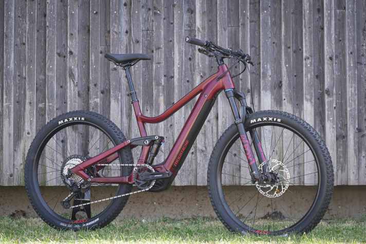   Das Moustache Samedi 27 Wide 6 ist ein gehobenes Tourenfully mit 120 Millimetern Federweg. Die Geometrie ist eher wendig gehalten und sollte auch ungeübtere Fahrer nicht überfordern. Preis mit 625-Wattstunden-Akku: 5199 Euro.