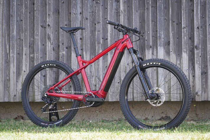   Das Samedi 27 Off 4 markiert mit 625-Wattstunden-Akku das obere Ende der Einsteigerpalette. Es bietet schon ein gutes Fahrwerk und eine versenkbare Sattelstütze, kostet aber auch 3799 Euro. Wie das Off 2 auch als "Open" Modell mit tiefem Einstieg erhältlich.