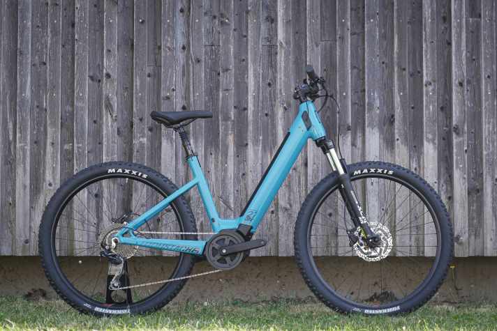   Tiefeinsteiger für den gemütlichen Ritt ins Grüne: Das Moustache Samedi Off 2 Open ist als Einsteigerbike für Erwachsene gedacht und kostet mit 500-Wh-Akku 2899 Euro. Für 200 Euro weniger gibt's das Bike auch mit 400 Wattstunden.