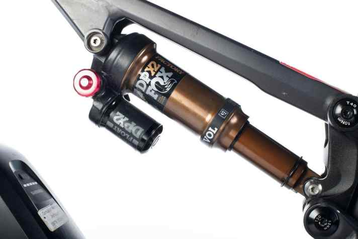   Centurion Numinis Trail E: Macht klar, dass sich das Numinis nicht mit seichten Forstwegausfahrten abspeisen lässt: der potente Dämpfer mit Ausgleichsbehälter. Zudem bietet der DPX2 sinnvolle Einstellmöglichkeiten.